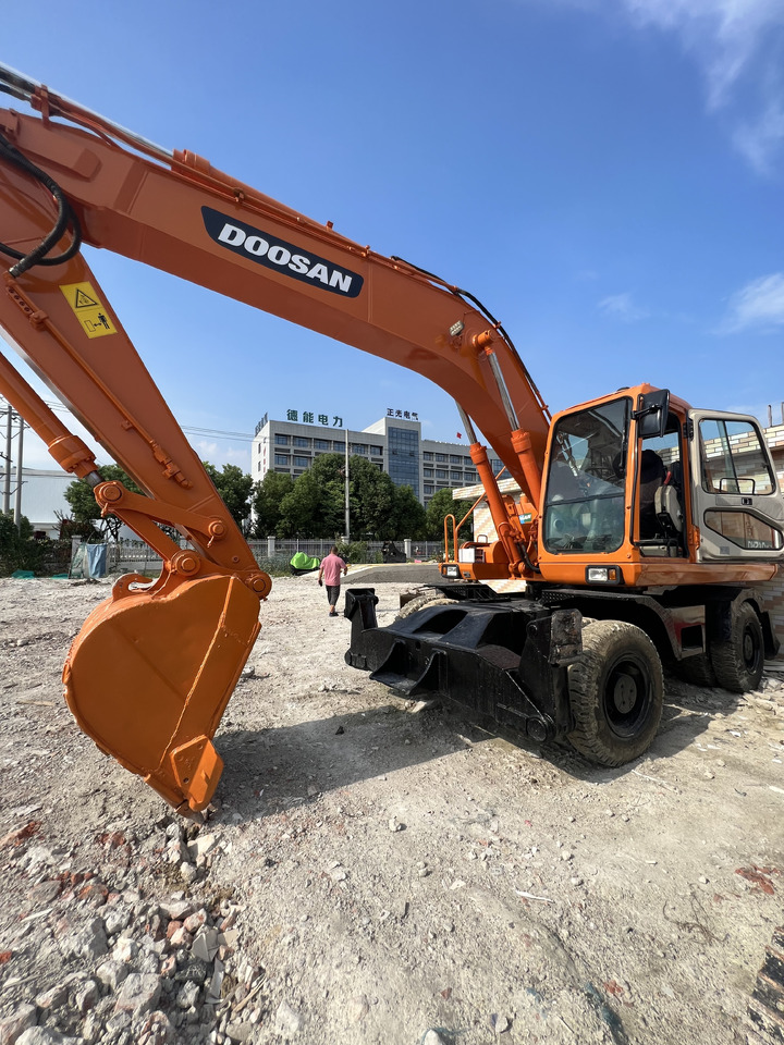 DOOSAN DX210 - Riteņu ekskavators: foto 1 DOOSAN DX210 - Riteņu ekskavators: foto 1