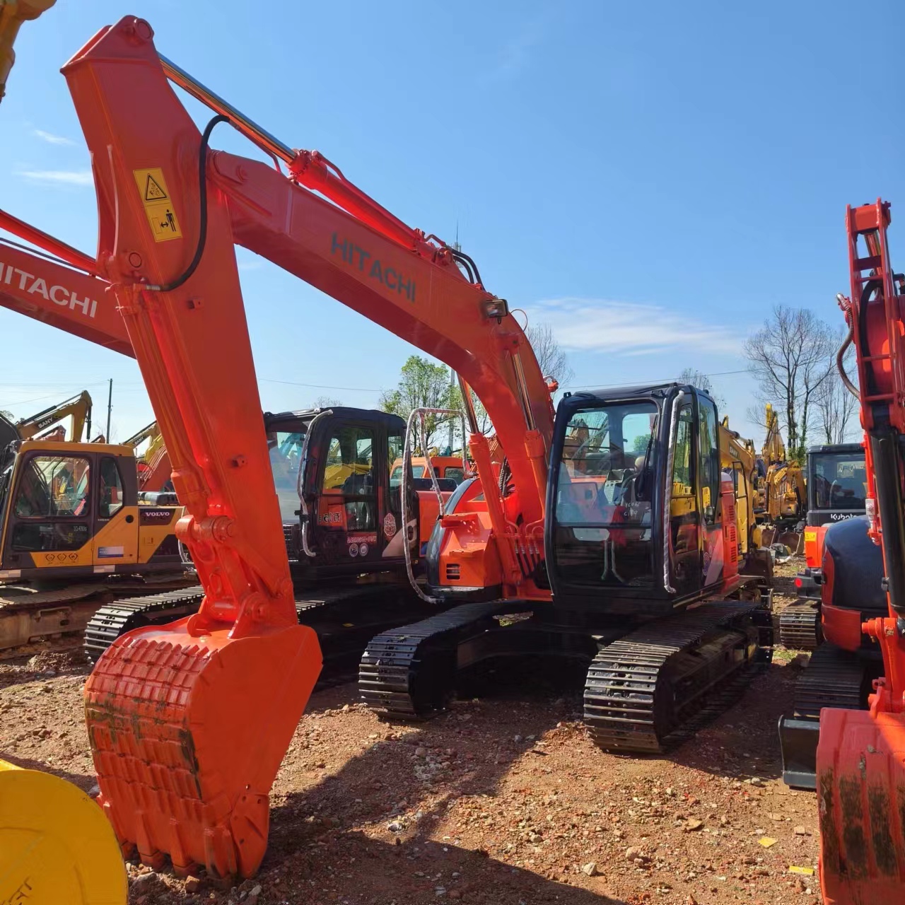HITACHI ZX135 - Kāpurķēžu ekskavators: foto 1 HITACHI ZX135 - Kāpurķēžu ekskavators: foto 1