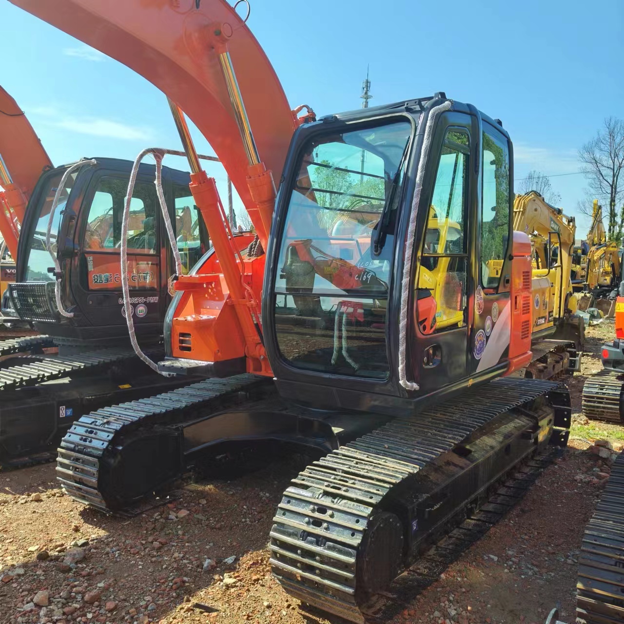 HITACHI ZX135 - Kāpurķēžu ekskavators: foto 3 HITACHI ZX135 - Kāpurķēžu ekskavators: foto 3