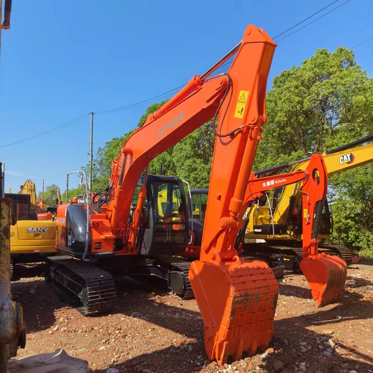 HITACHI ZX135 - Kāpurķēžu ekskavators: foto 2 HITACHI ZX135 - Kāpurķēžu ekskavators: foto 2