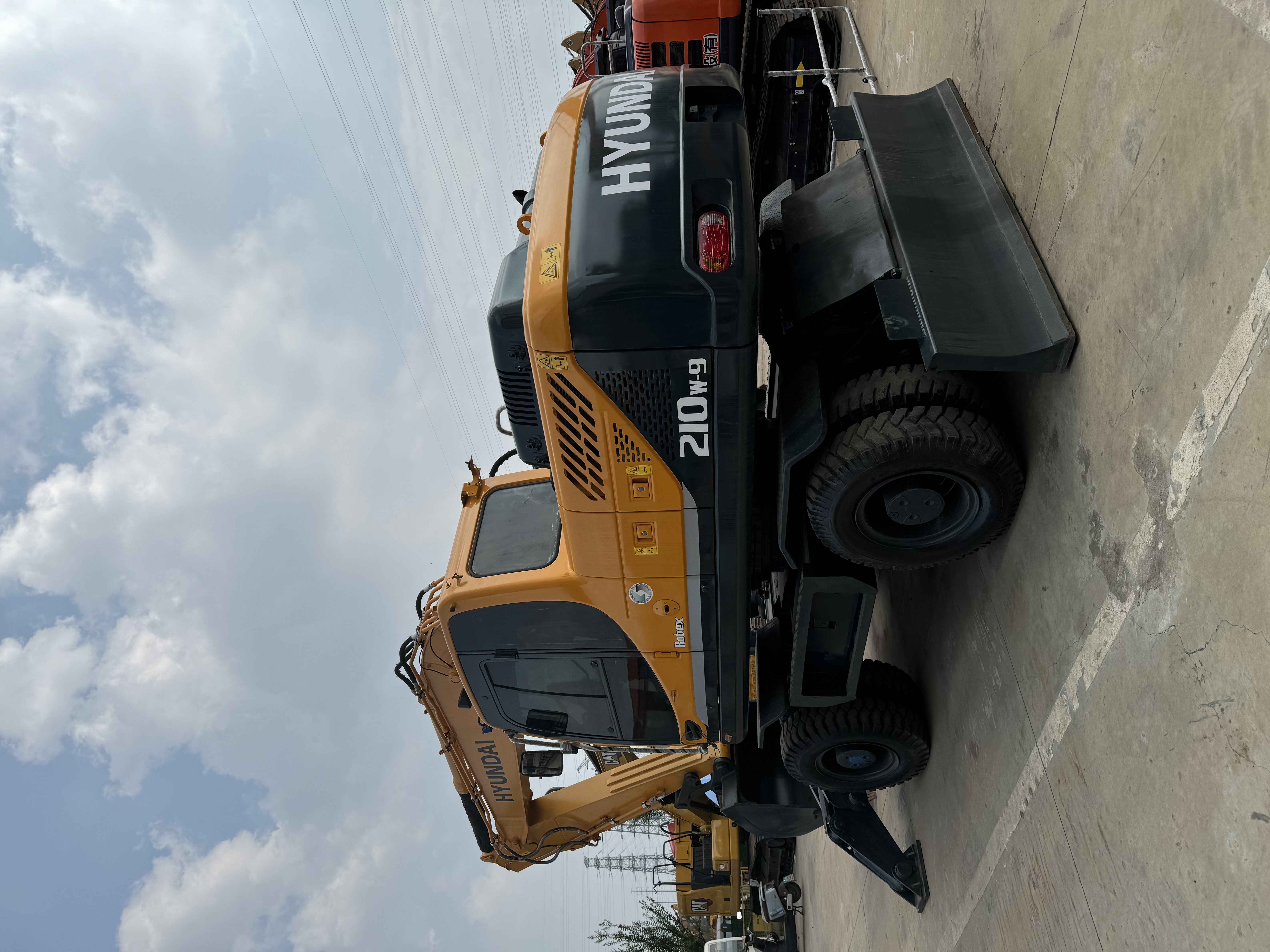 Hyundai 210W-9 - Riteņu ekskavators: foto 1 Hyundai 210W-9 - Riteņu ekskavators: foto 1