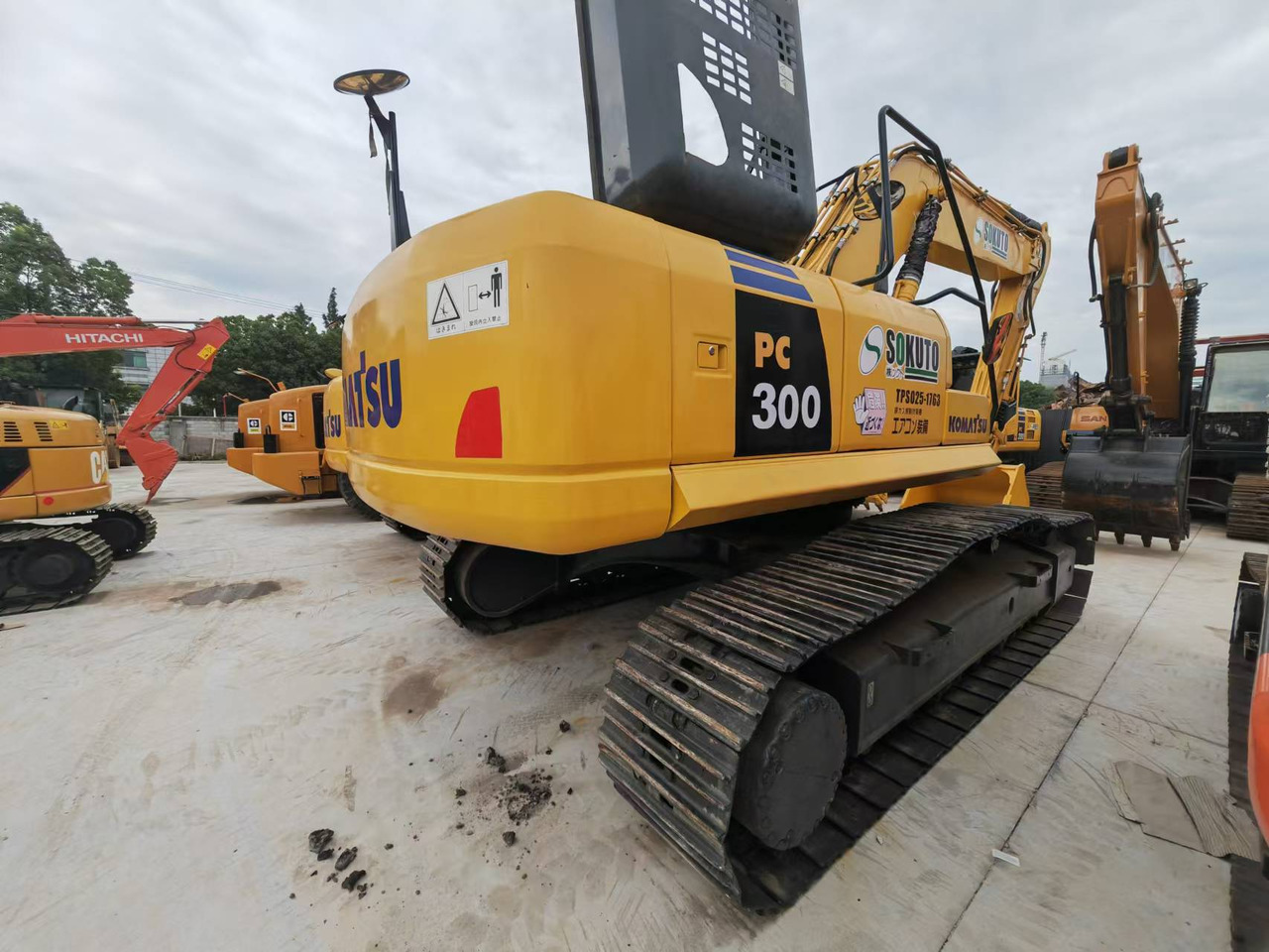 KOMATSU PC300 - Kāpurķēžu ekskavators: foto 1 KOMATSU PC300 - Kāpurķēžu ekskavators: foto 1