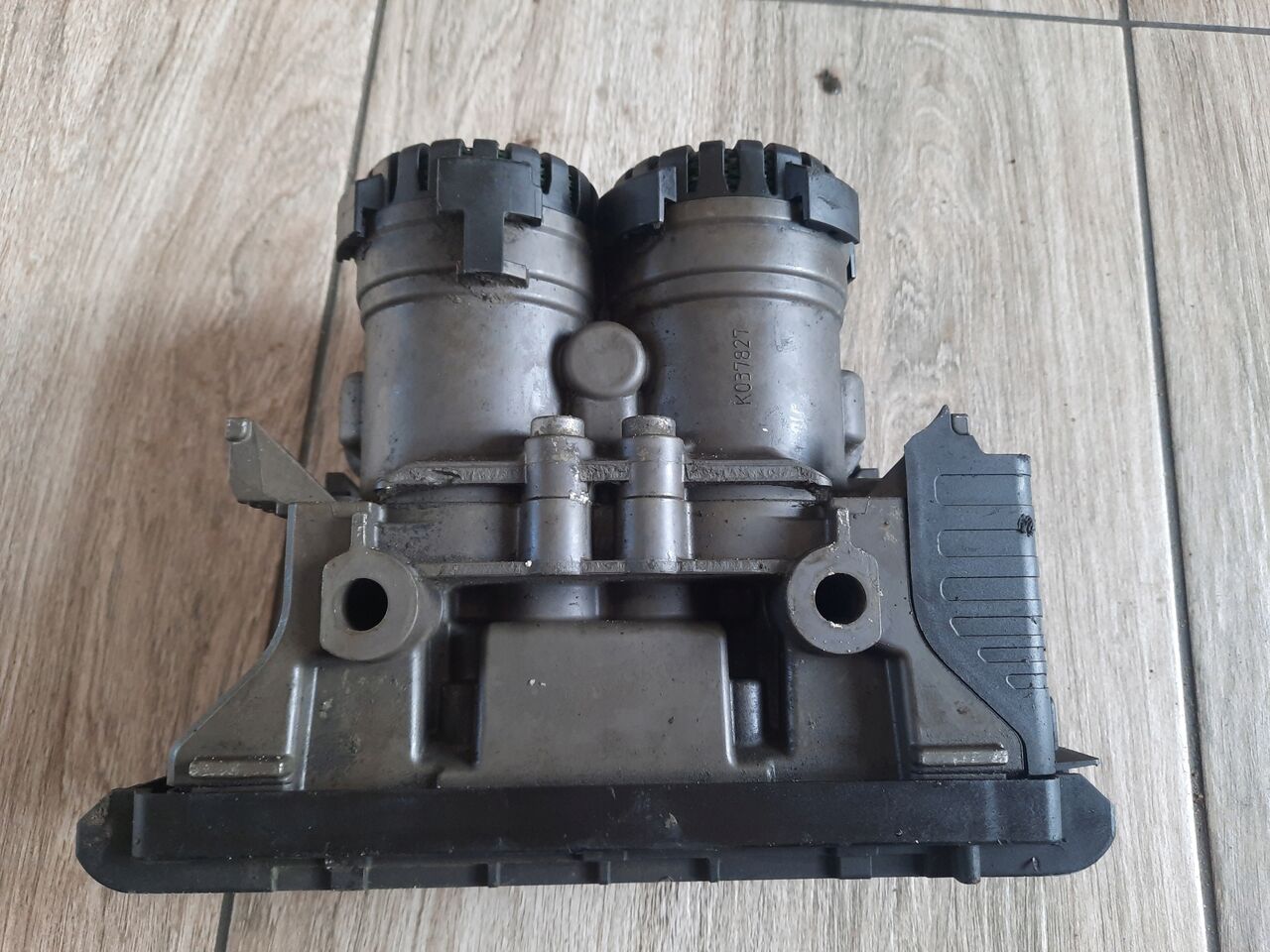 KNORR-BREMSE ZAWÓR EBS TYLNY TYŁ RENAULT GAMA RANGE T RANGE - Bremžu vārsts - Kravas automašīna: foto 2 KNORR-BREMSE ZAWÓR EBS TYLNY TYŁ RENAULT GAMA RANGE T RANGE - Bremžu vārsts - Kravas automašīna: foto 2