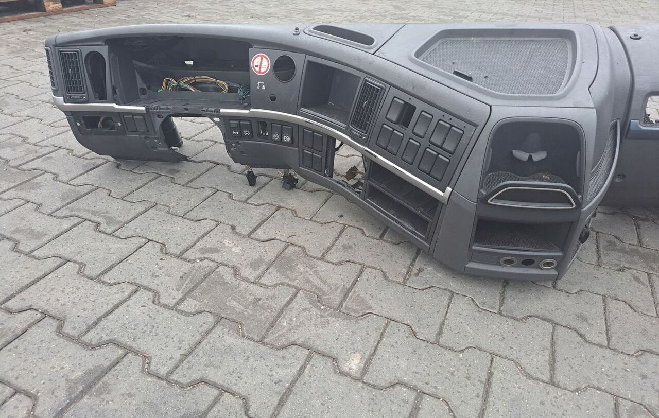 KONSOLA KOMPLETNA KOKPIT DESKA VOLVO FM 9 13 LIFT - Mērinstrumentu panelis - Kravas automašīna: foto 4 KONSOLA KOMPLETNA KOKPIT DESKA VOLVO FM 9 13 LIFT - Mērinstrumentu panelis - Kravas automašīna: foto 4