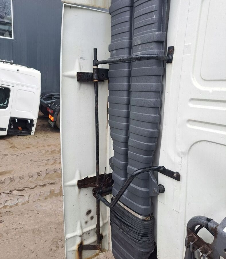 OWIEWKA LEWA SPOILER ZAKABINOWY VOLVO FH 12 13 - Aerodinamika/ Spoileris - Kravas automašīna: foto 4 OWIEWKA LEWA SPOILER ZAKABINOWY VOLVO FH 12 13 - Aerodinamika/ Spoileris - Kravas automašīna: foto 4