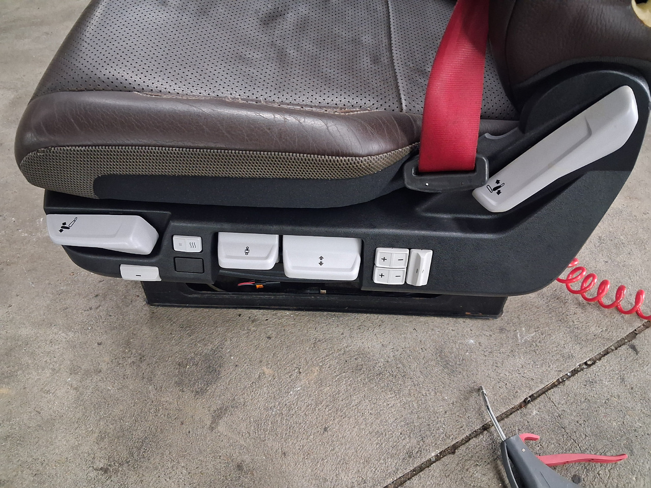 RENAULT FOTEL LEWY SIEDZENIE KIEROWCY SKÓRA PNEUMATYCZNY RENAULT RANGE GAMA T C K - Sēdeklis - Kravas automašīna: foto 3 RENAULT FOTEL LEWY SIEDZENIE KIEROWCY SKÓRA PNEUMATYCZNY RENAULT RANGE GAMA T C K - Sēdeklis - Kravas automašīna: foto 3