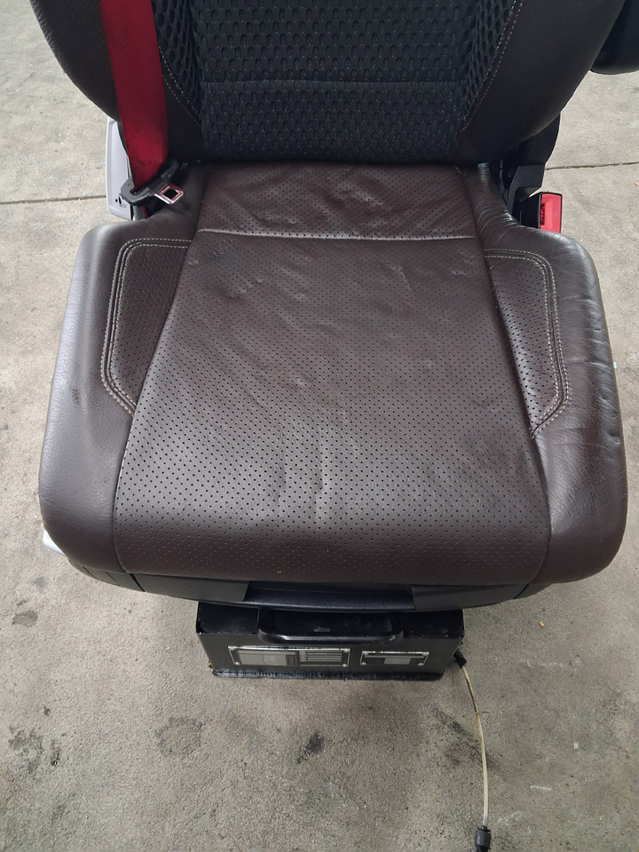 RENAULT FOTEL PRAWY SIEDZENIE PASAŻERA SKÓRA PNEUMATYCZNY RENAULT RANGE GAMA T C K - Sēdeklis - Kravas automašīna: foto 4 RENAULT FOTEL PRAWY SIEDZENIE PASAŻERA SKÓRA PNEUMATYCZNY RENAULT RANGE GAMA T C K - Sēdeklis - Kravas automašīna: foto 4