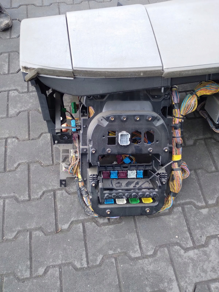 RENAULT KONSOLA DESKA ROZDZIELCZA PRZEKŁADKA ANGLIKA RENAULT LANDER KERAX MIDLUM - Mērinstrumentu panelis - Kravas automašīna: foto 4 RENAULT KONSOLA DESKA ROZDZIELCZA PRZEKŁADKA ANGLIKA RENAULT LANDER KERAX MIDLUM - Mērinstrumentu panelis - Kravas automašīna: foto 4