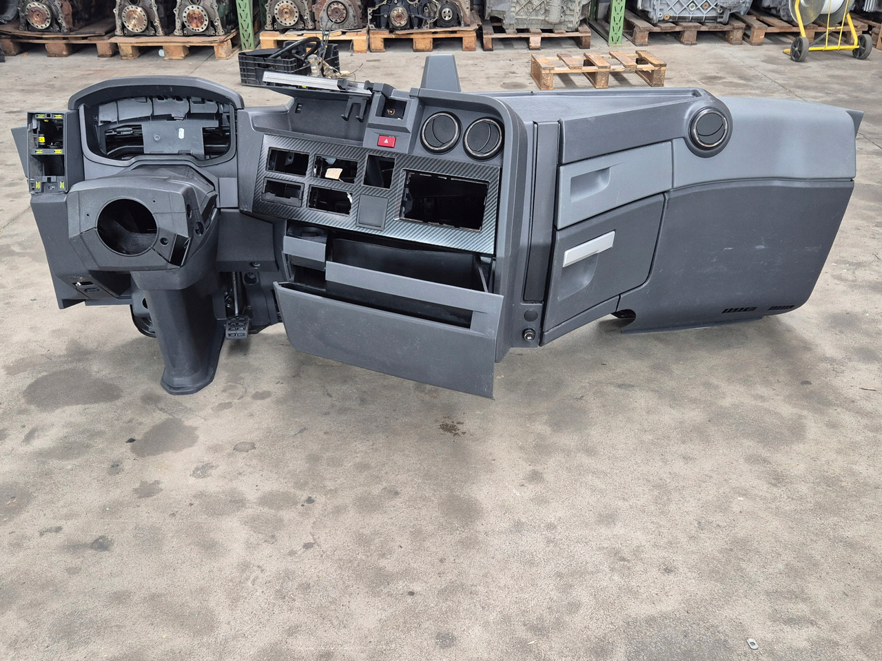 RENAULT KONSOLA KOMPLETNA KOKPIT DESKA PRZEKŁADKA ANGLIKA RENAULT GAMA T RANGE EVO - Kabīne un interjers - Kravas automašīna: foto 1 RENAULT KONSOLA KOMPLETNA KOKPIT DESKA PRZEKŁADKA ANGLIKA RENAULT GAMA T RANGE EVO - Kabīne un interjers - Kravas automašīna: foto 1