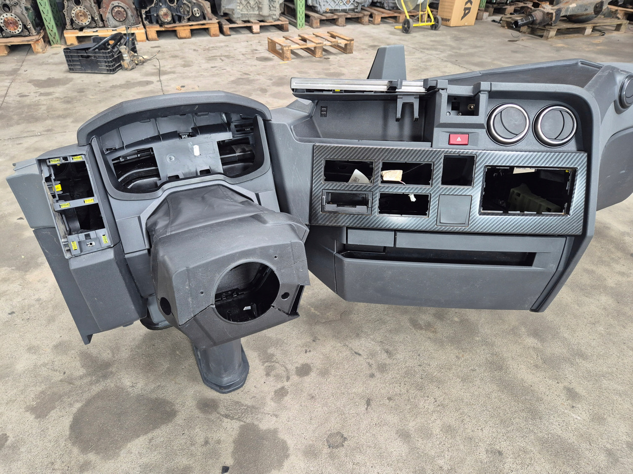 RENAULT KONSOLA KOMPLETNA KOKPIT DESKA PRZEKŁADKA ANGLIKA RENAULT GAMA T RANGE EVO - Kabīne un interjers - Kravas automašīna: foto 2 RENAULT KONSOLA KOMPLETNA KOKPIT DESKA PRZEKŁADKA ANGLIKA RENAULT GAMA T RANGE EVO - Kabīne un interjers - Kravas automašīna: foto 2