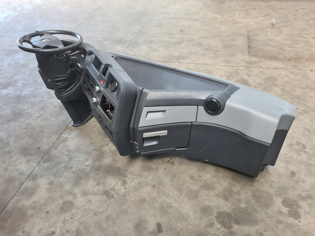 RENAULT KONSOLA KOMPLETNA KOKPIT DESKA ROZDZIELCZA PRZEKŁADKA ANGLIKA RENAULT GAMA T RANGE - Mērinstrumentu panelis - Kravas automašīna: foto 2 RENAULT KONSOLA KOMPLETNA KOKPIT DESKA ROZDZIELCZA PRZEKŁADKA ANGLIKA RENAULT GAMA T RANGE - Mērinstrumentu panelis - Kravas automašīna: foto 2