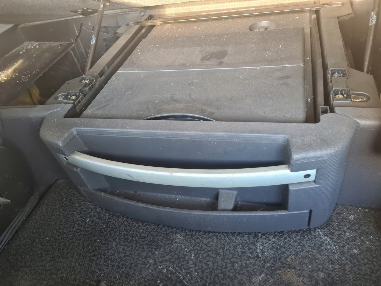 RENAULT LODÓWKA CHŁODZIARKA ORYGINAŁ RENAULT GAMA T RANGE ŚREDNIA KABINA - Kabīne un interjers - Kravas automašīna: foto 1 RENAULT LODÓWKA CHŁODZIARKA ORYGINAŁ RENAULT GAMA T RANGE ŚREDNIA KABINA - Kabīne un interjers - Kravas automašīna: foto 1