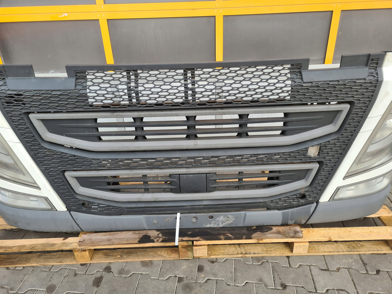 Buferis - Kravas automašīna VOLVO KOMPLETNY PRZÓD LAMPA ATRAPA GRILL BELKA FH 4 EURO 6: foto 11