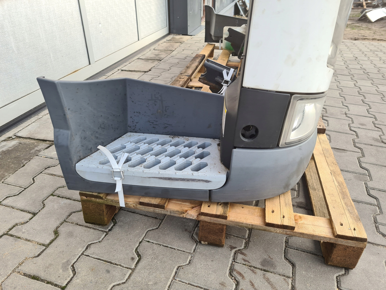 Buferis - Kravas automašīna VOLVO KOMPLETNY PRZÓD LAMPA ATRAPA GRILL BELKA FH 4 EURO 6: foto 13