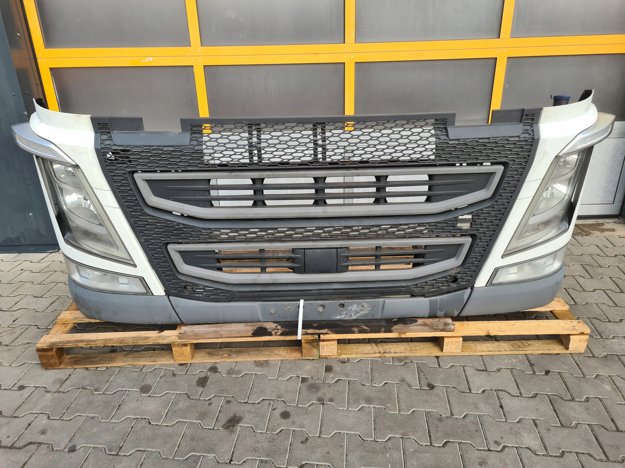 Buferis - Kravas automašīna VOLVO KOMPLETNY PRZÓD LAMPA ATRAPA GRILL BELKA FH 4 EURO 6: foto 6