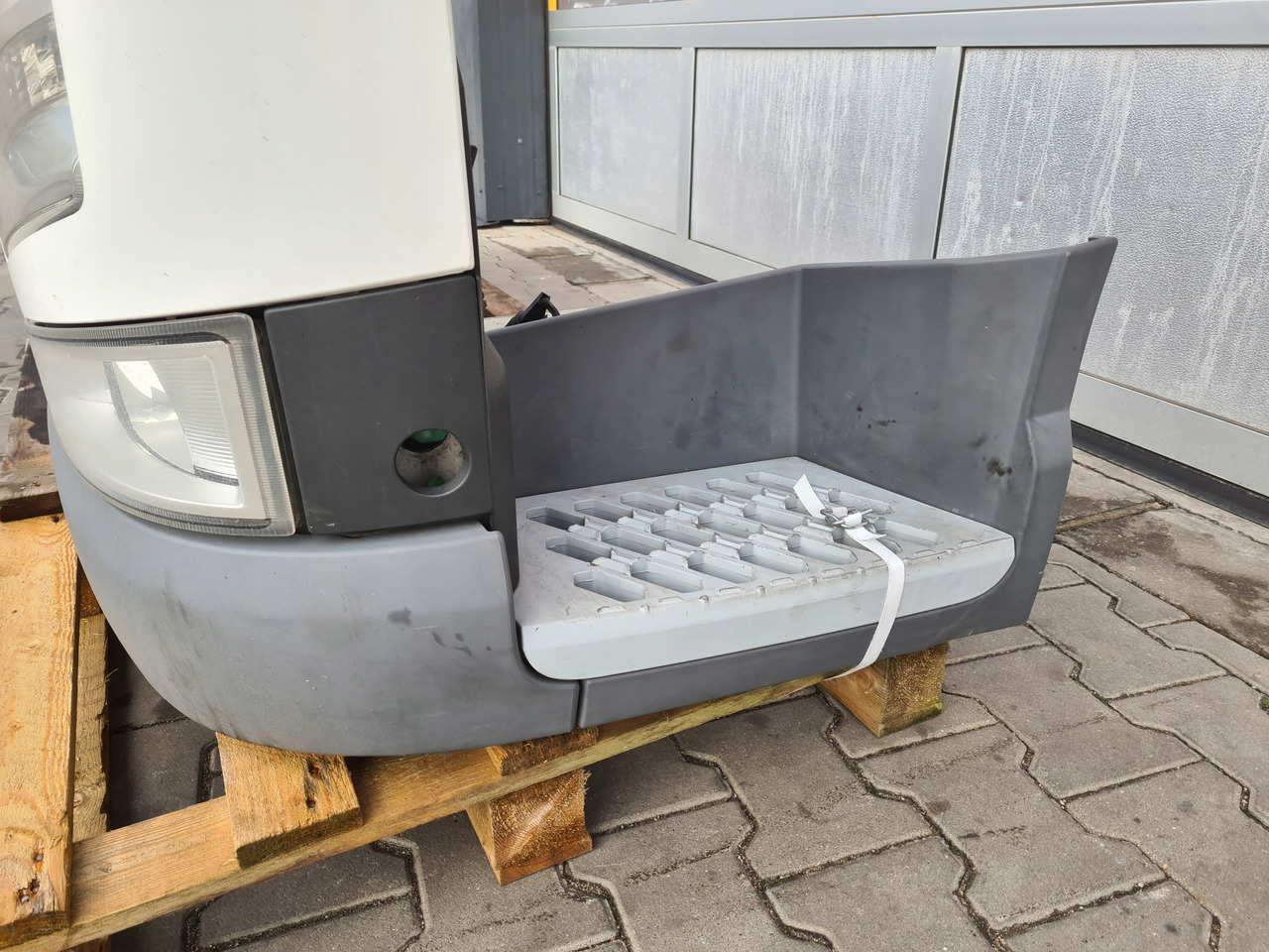 Buferis - Kravas automašīna VOLVO KOMPLETNY PRZÓD LAMPA ATRAPA GRILL BELKA FH 4 EURO 6: foto 10