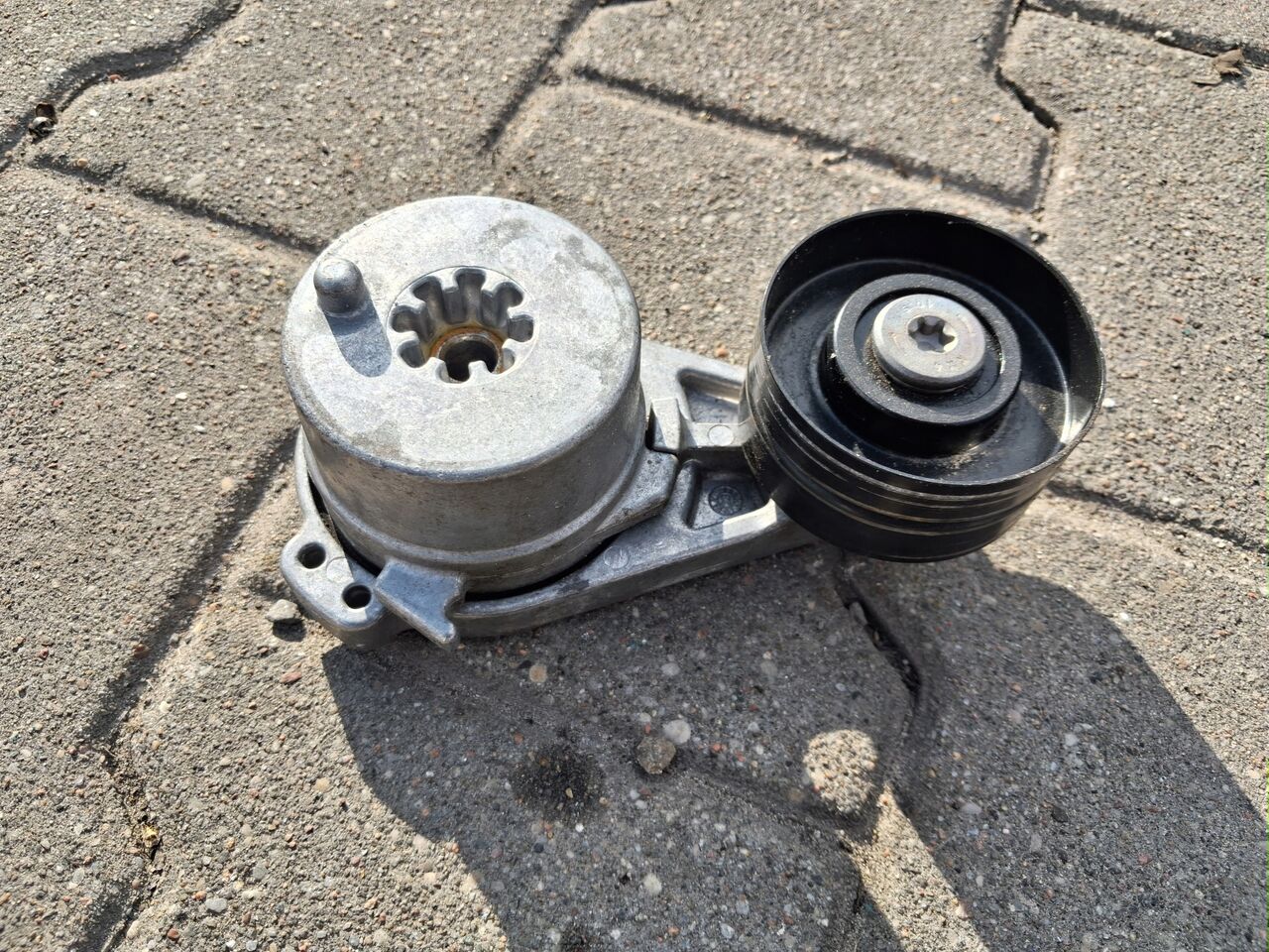 VOLVO ROLKA NAPINACZ PASKA ALTERNATORA RENAULT RANGE GAMA T VOLVO FH 4 5 - Dzinējs un rezerves daļas - Kravas automašīna: foto 1 VOLVO ROLKA NAPINACZ PASKA ALTERNATORA RENAULT RANGE GAMA T VOLVO FH 4 5 - Dzinējs un rezerves daļas - Kravas automašīna: foto 1