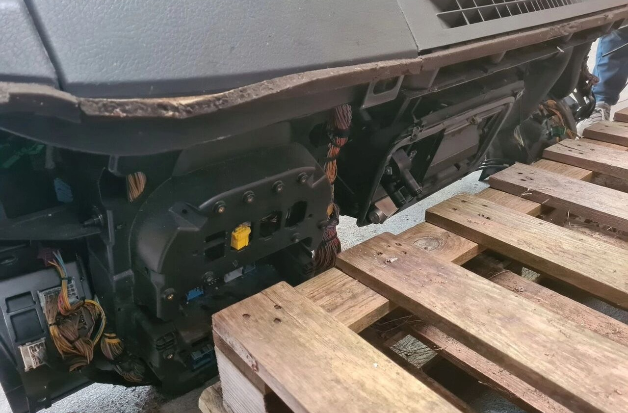 Volvo KONSOLA PRZEKŁADKA ANGLIKA FL EURO 5 Volvo ANGLIKA VOLVO FL EURO 5 - Mērinstrumentu panelis - Kravas automašīna: foto 5 Volvo KONSOLA PRZEKŁADKA ANGLIKA FL EURO 5 Volvo ANGLIKA VOLVO FL EURO 5 - Mērinstrumentu panelis - Kravas automašīna: foto 5