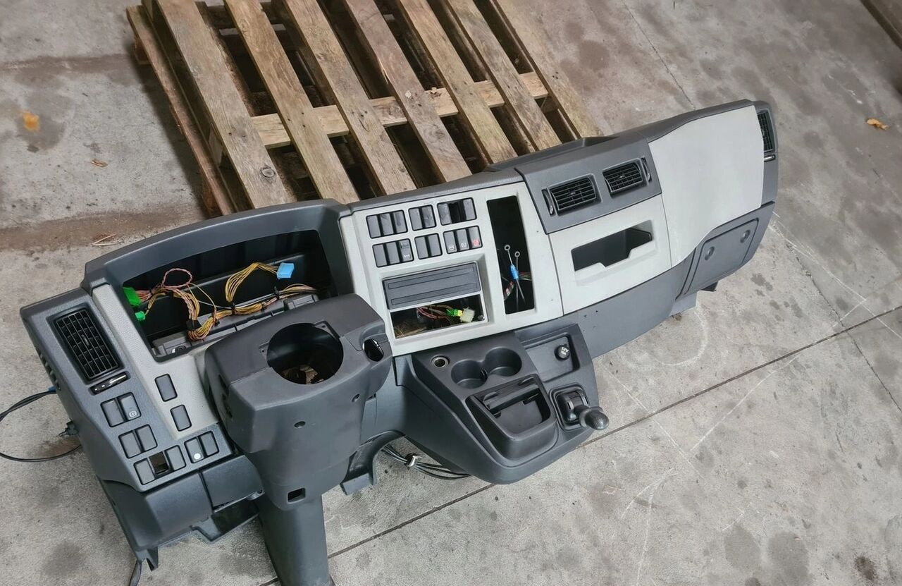 Volvo KONSOLA PRZEKŁADKA ANGLIKA FL EURO 5 Volvo ANGLIKA VOLVO FL EURO 5 - Mērinstrumentu panelis - Kravas automašīna: foto 1 Volvo KONSOLA PRZEKŁADKA ANGLIKA FL EURO 5 Volvo ANGLIKA VOLVO FL EURO 5 - Mērinstrumentu panelis - Kravas automašīna: foto 1