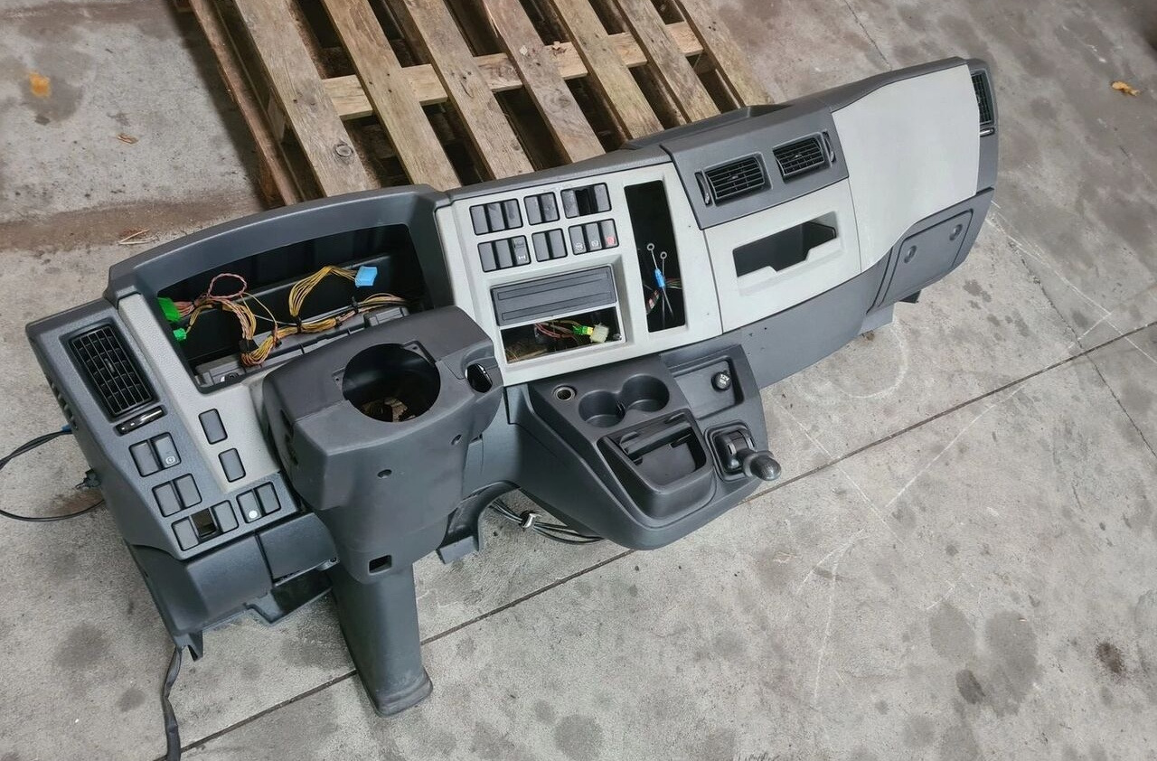 Volvo PRZEKŁADKA ANGLIKA VOLVO FL EURO 5 - Mērinstrumentu panelis - Kravas automašīna: foto 1 Volvo PRZEKŁADKA ANGLIKA VOLVO FL EURO 5 - Mērinstrumentu panelis - Kravas automašīna: foto 1