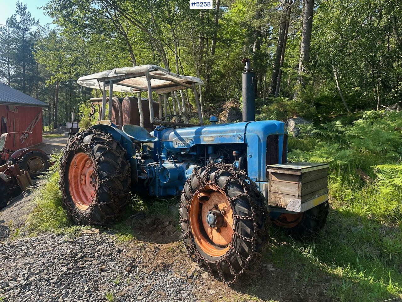 1963 Fordson Major 4x4 with splitter gearbox, Ako winch, and tire chains. SEE VIDEO. - Traktors: foto 1 1963 Fordson Major 4x4 with splitter gearbox, Ako winch, and tire chains. SEE VIDEO. - Traktors: foto 1