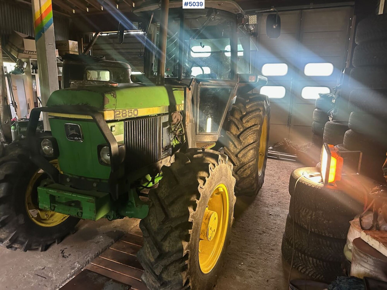 1987 John Deere 2850 Synchron w/ front loader - Traktors: foto 4 1987 John Deere 2850 Synchron w/ front loader - Traktors: foto 4