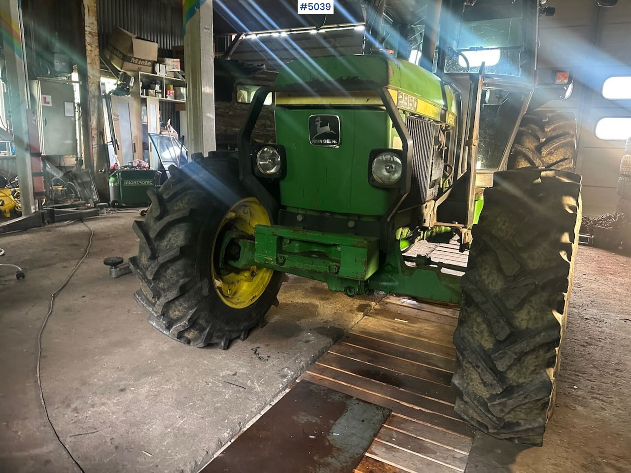 1987 John Deere 2850 Synchron w/ front loader - Traktors: foto 2 1987 John Deere 2850 Synchron w/ front loader - Traktors: foto 2