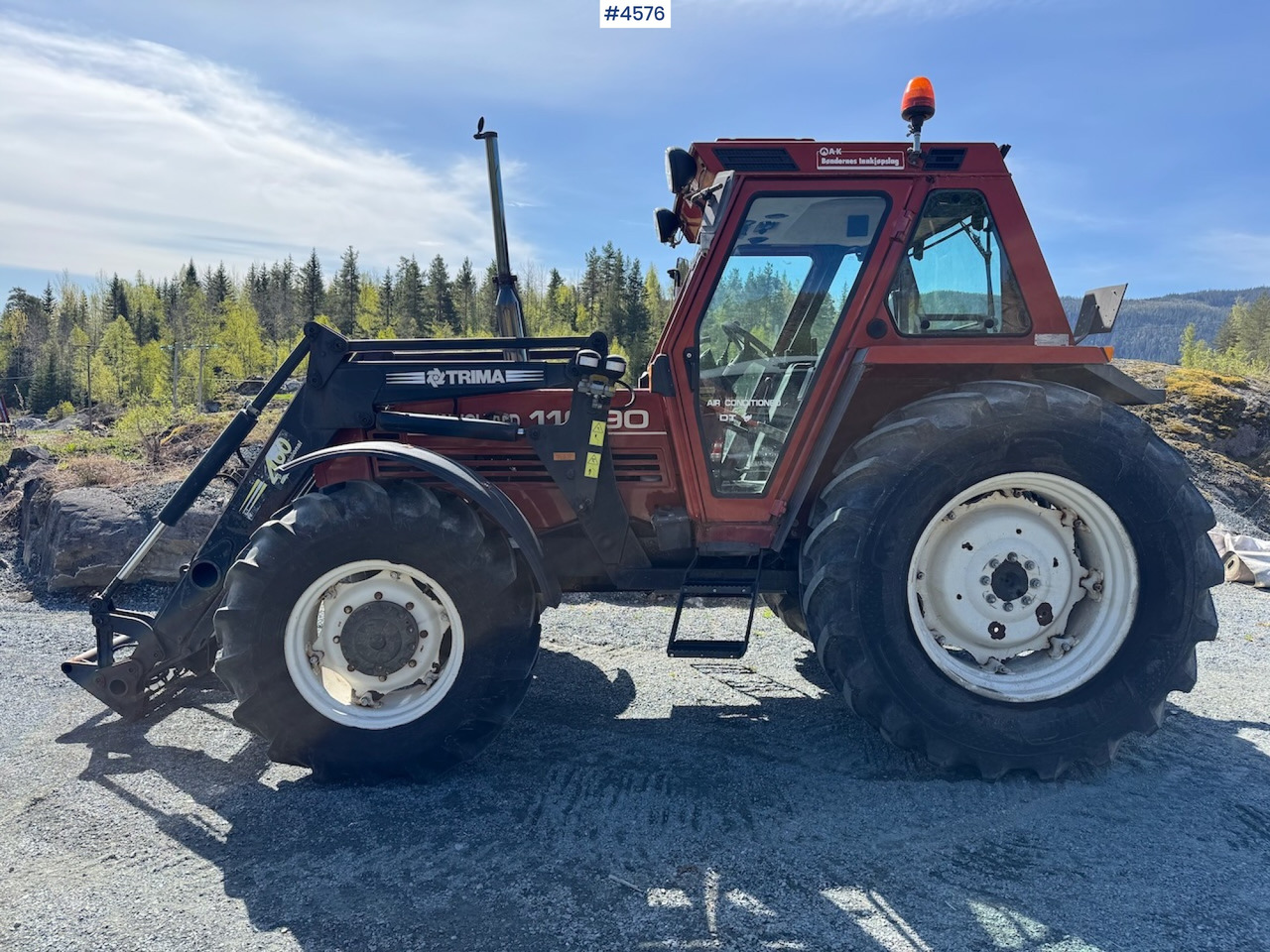 2002 Fiat 110-90 DT w/front loader. 1590 hours! - Traktors: foto 1 2002 Fiat 110-90 DT w/front loader. 1590 hours! - Traktors: foto 1