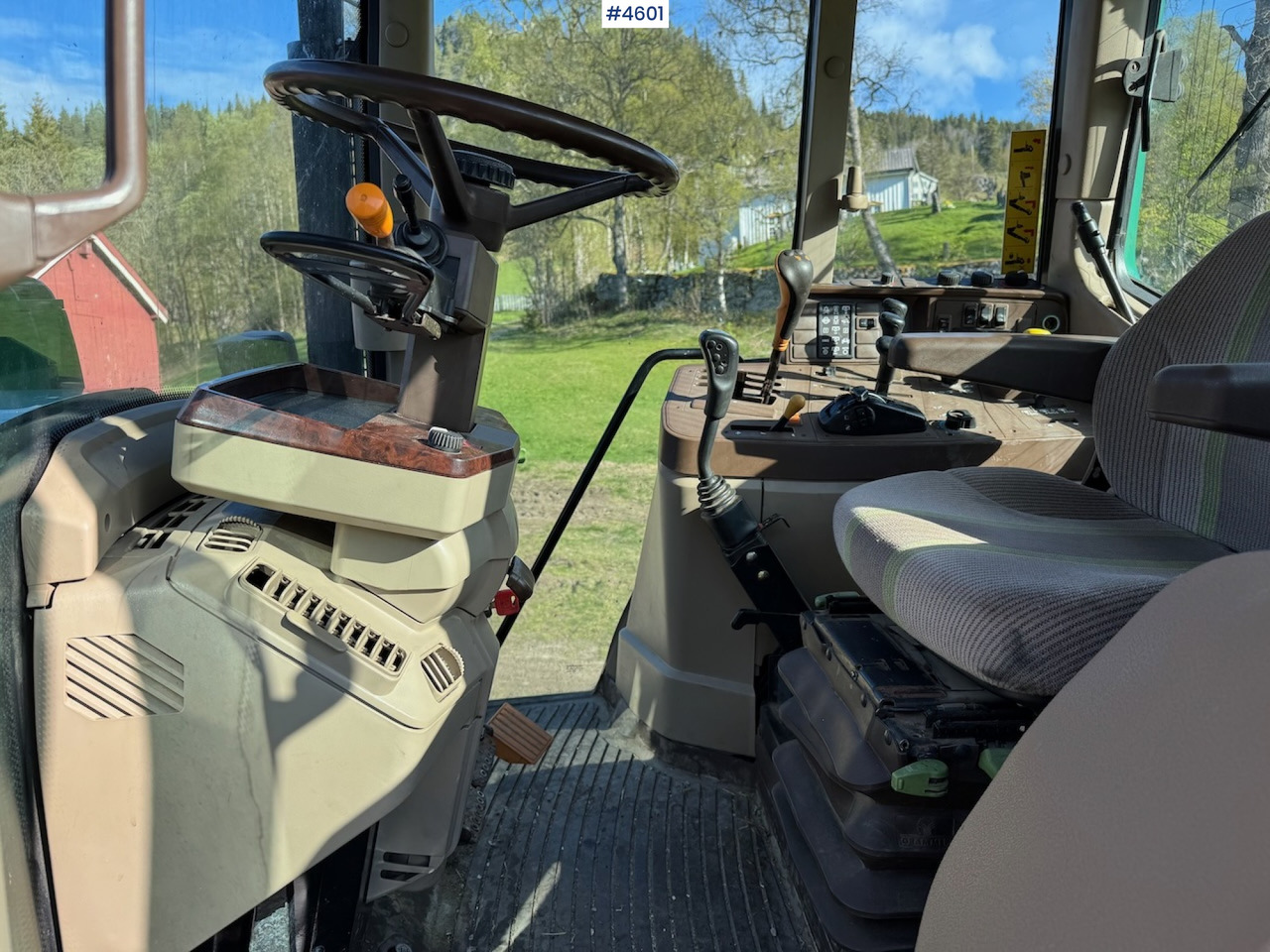 2003 John Deere 6620 w/front loader - Traktors: foto 5 2003 John Deere 6620 w/front loader - Traktors: foto 5