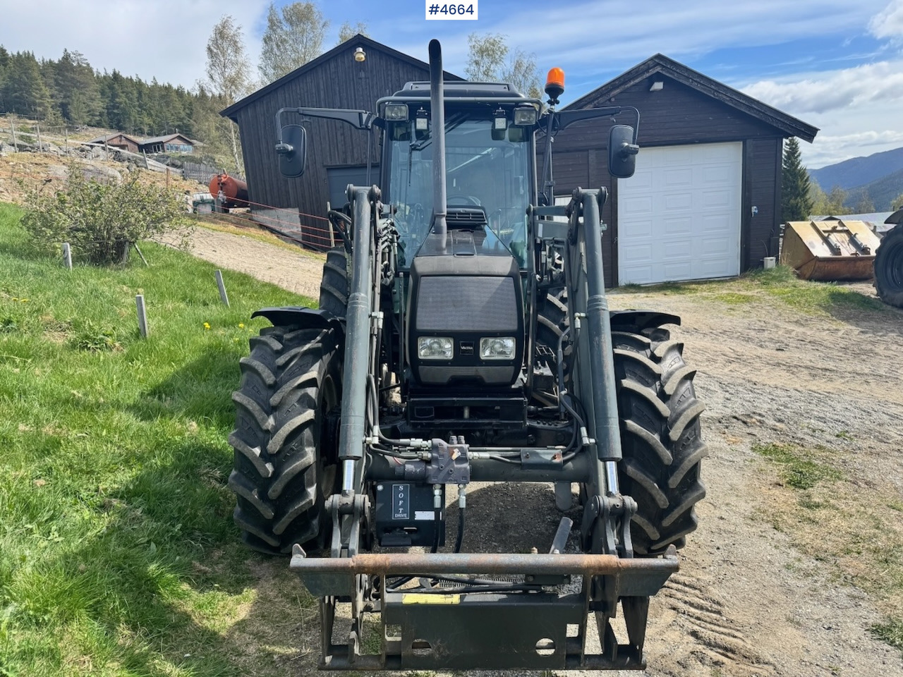 2003 Valtra A85-4 4x4 with Front Loader – 4450 hours! - Traktors: foto 4 2003 Valtra A85-4 4x4 with Front Loader – 4450 hours! - Traktors: foto 4