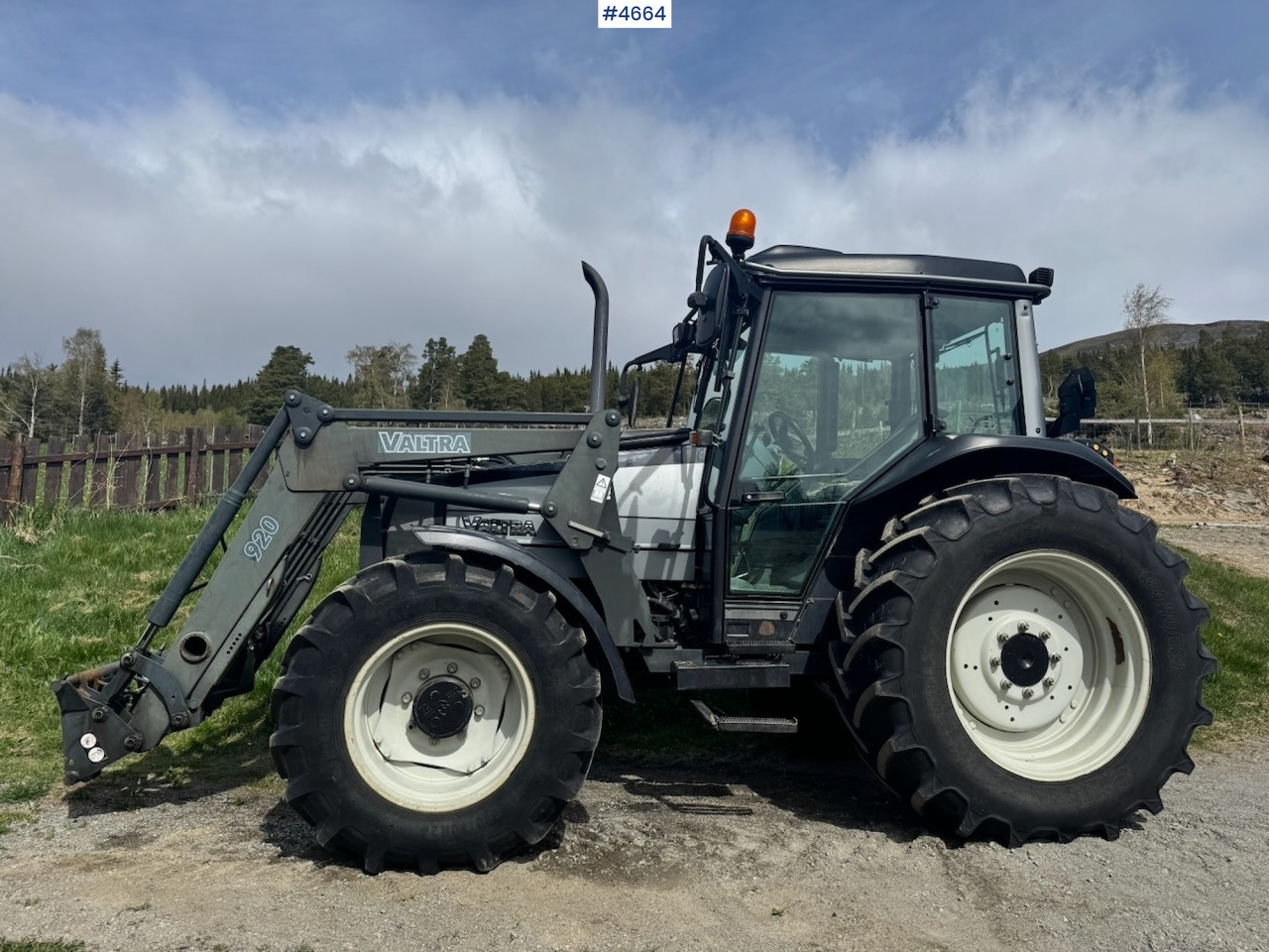 2003 Valtra A85-4 4x4 with Front Loader – 4450 hours! - Traktors: foto 5 2003 Valtra A85-4 4x4 with Front Loader – 4450 hours! - Traktors: foto 5