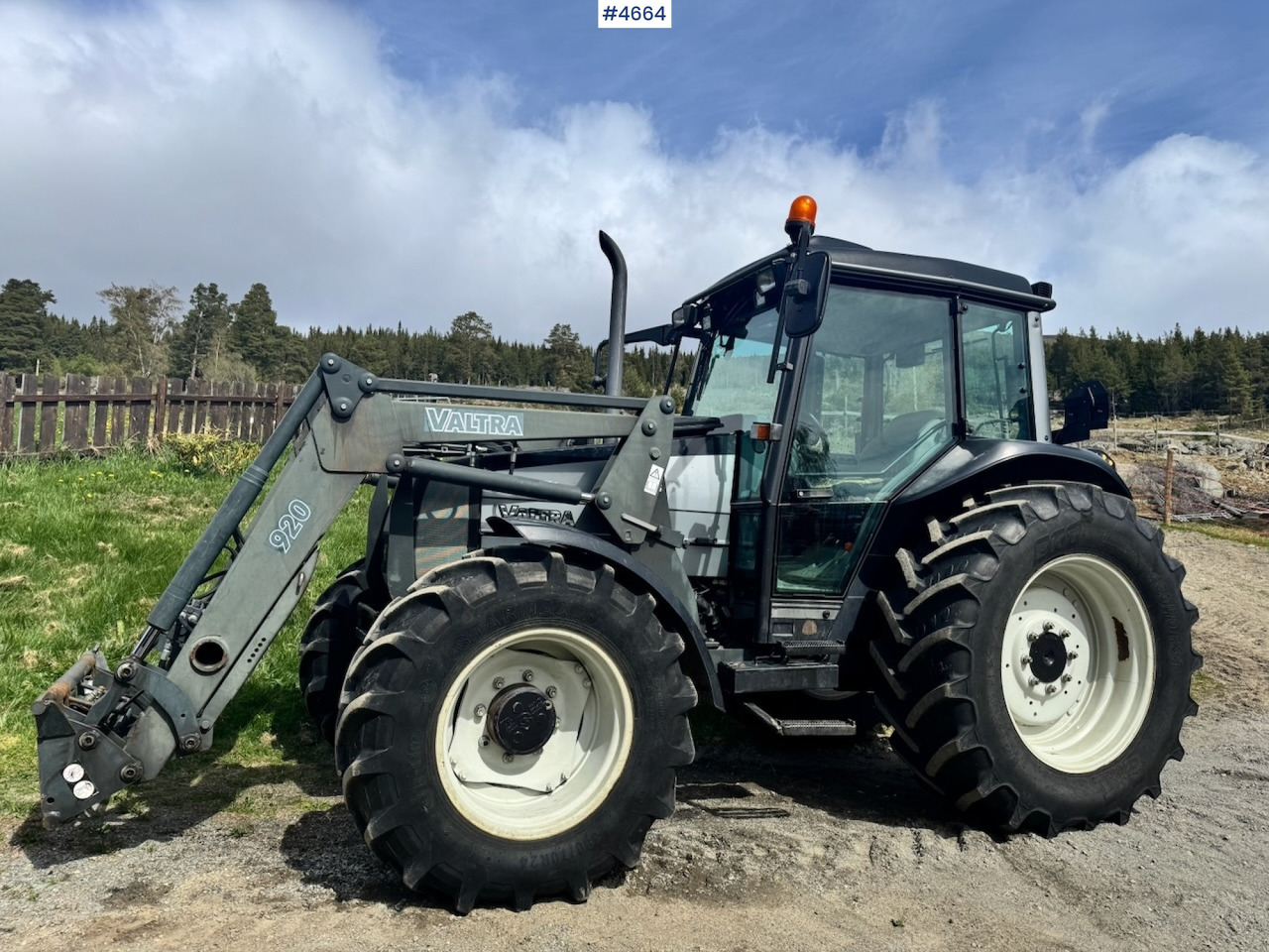 2003 Valtra A85-4 4x4 with Front Loader – 4450 hours! - Traktors: foto 1 2003 Valtra A85-4 4x4 with Front Loader – 4450 hours! - Traktors: foto 1