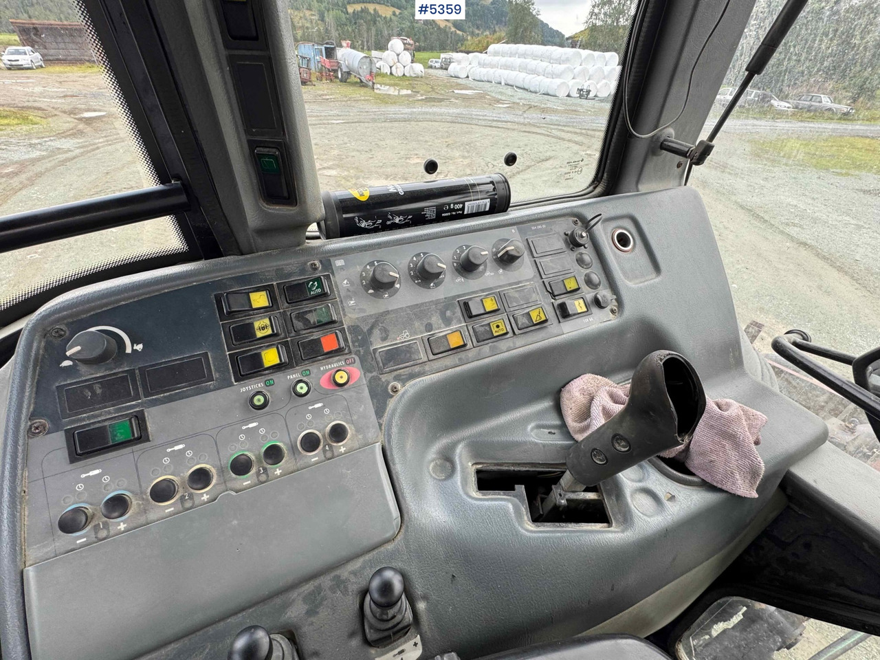 2004 Valtra M120-4 w/ loader and bucket līzingu 2004 Valtra M120-4 w/ loader and bucket: foto 14