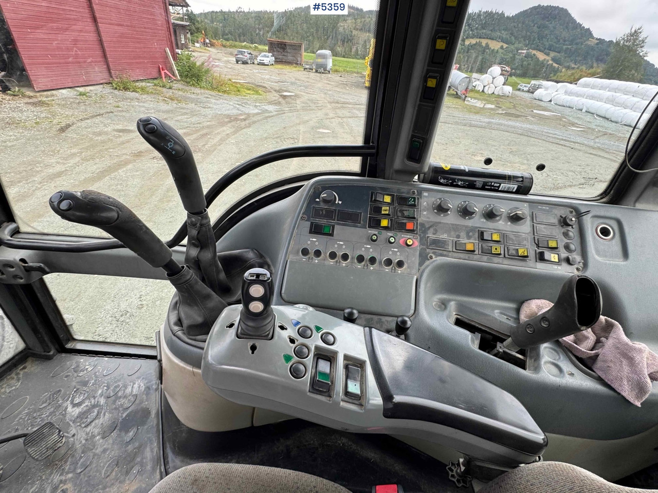 2004 Valtra M120-4 w/ loader and bucket līzingu 2004 Valtra M120-4 w/ loader and bucket: foto 13