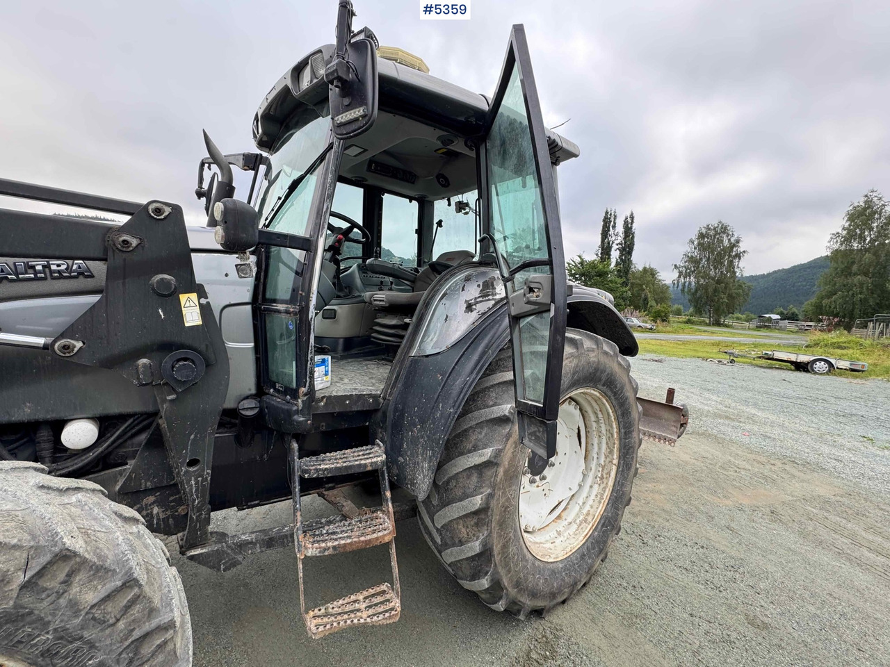 2004 Valtra M120-4 w/ loader and bucket - Traktors: foto 4 2004 Valtra M120-4 w/ loader and bucket - Traktors: foto 4