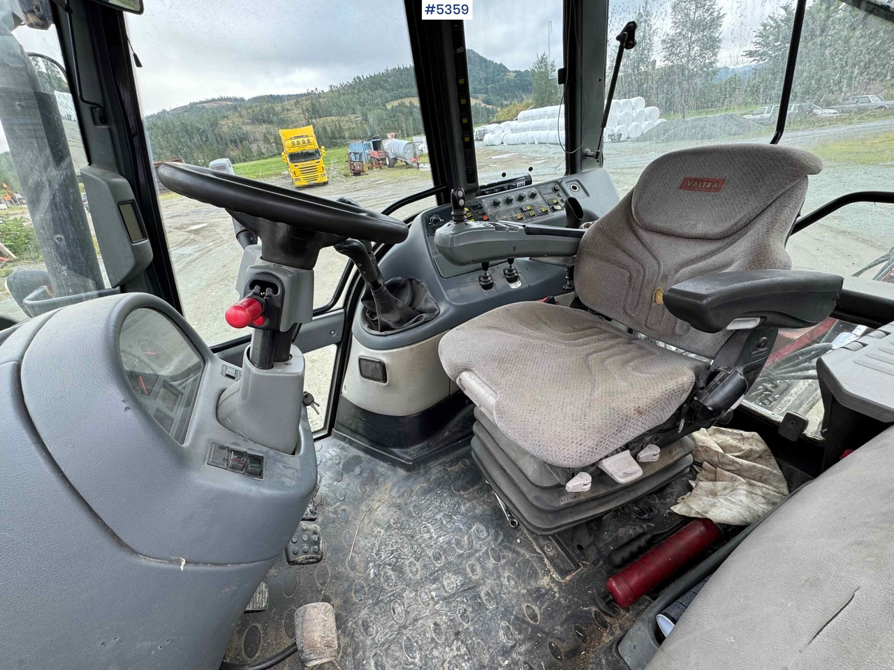 2004 Valtra M120-4 w/ loader and bucket līzingu 2004 Valtra M120-4 w/ loader and bucket: foto 6