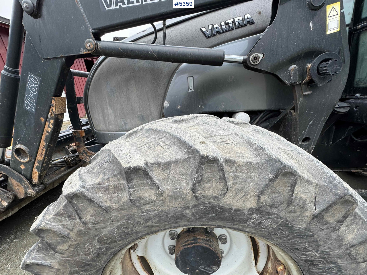 2004 Valtra M120-4 w/ loader and bucket līzingu 2004 Valtra M120-4 w/ loader and bucket: foto 17