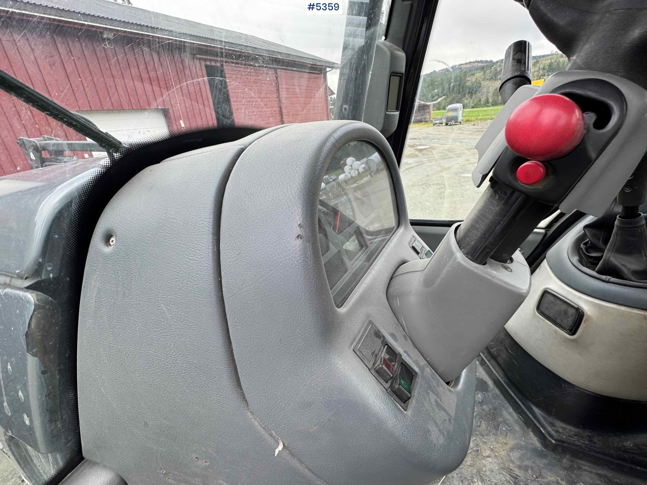 2004 Valtra M120-4 w/ loader and bucket līzingu 2004 Valtra M120-4 w/ loader and bucket: foto 10