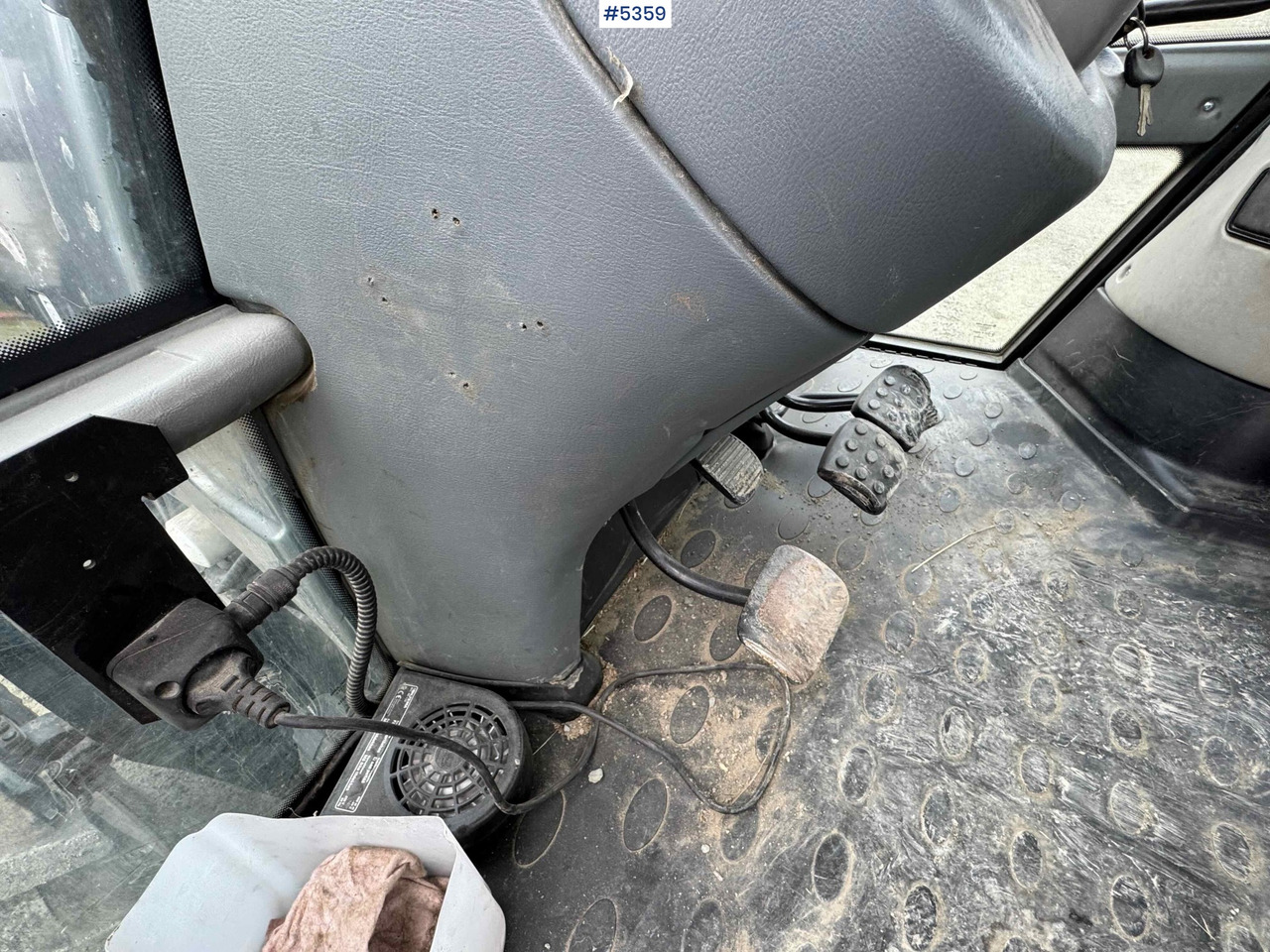 2004 Valtra M120-4 w/ loader and bucket līzingu 2004 Valtra M120-4 w/ loader and bucket: foto 12