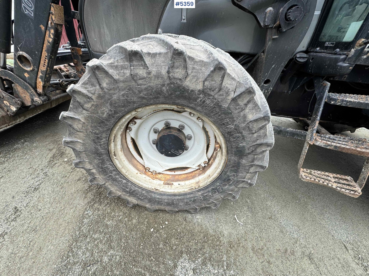 2004 Valtra M120-4 w/ loader and bucket līzingu 2004 Valtra M120-4 w/ loader and bucket: foto 18