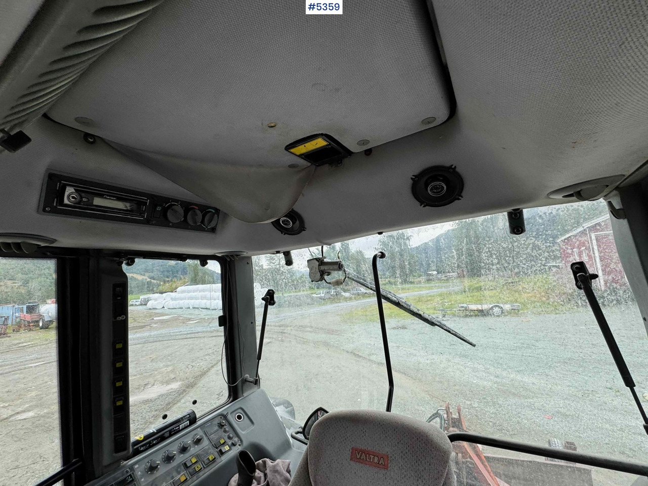 2004 Valtra M120-4 w/ loader and bucket līzingu 2004 Valtra M120-4 w/ loader and bucket: foto 7