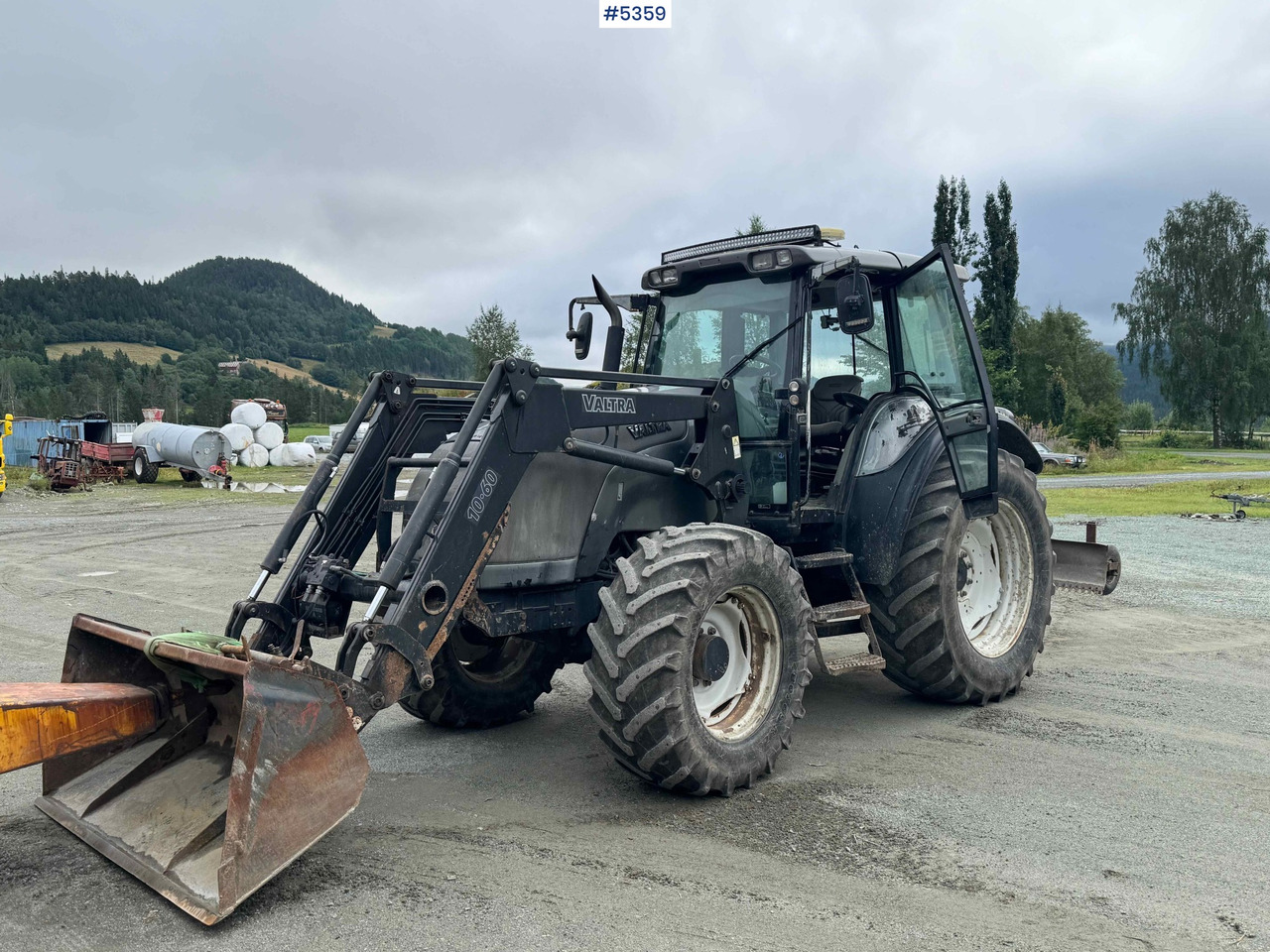 2004 Valtra M120-4 w/ loader and bucket - Traktors: foto 1 2004 Valtra M120-4 w/ loader and bucket - Traktors: foto 1