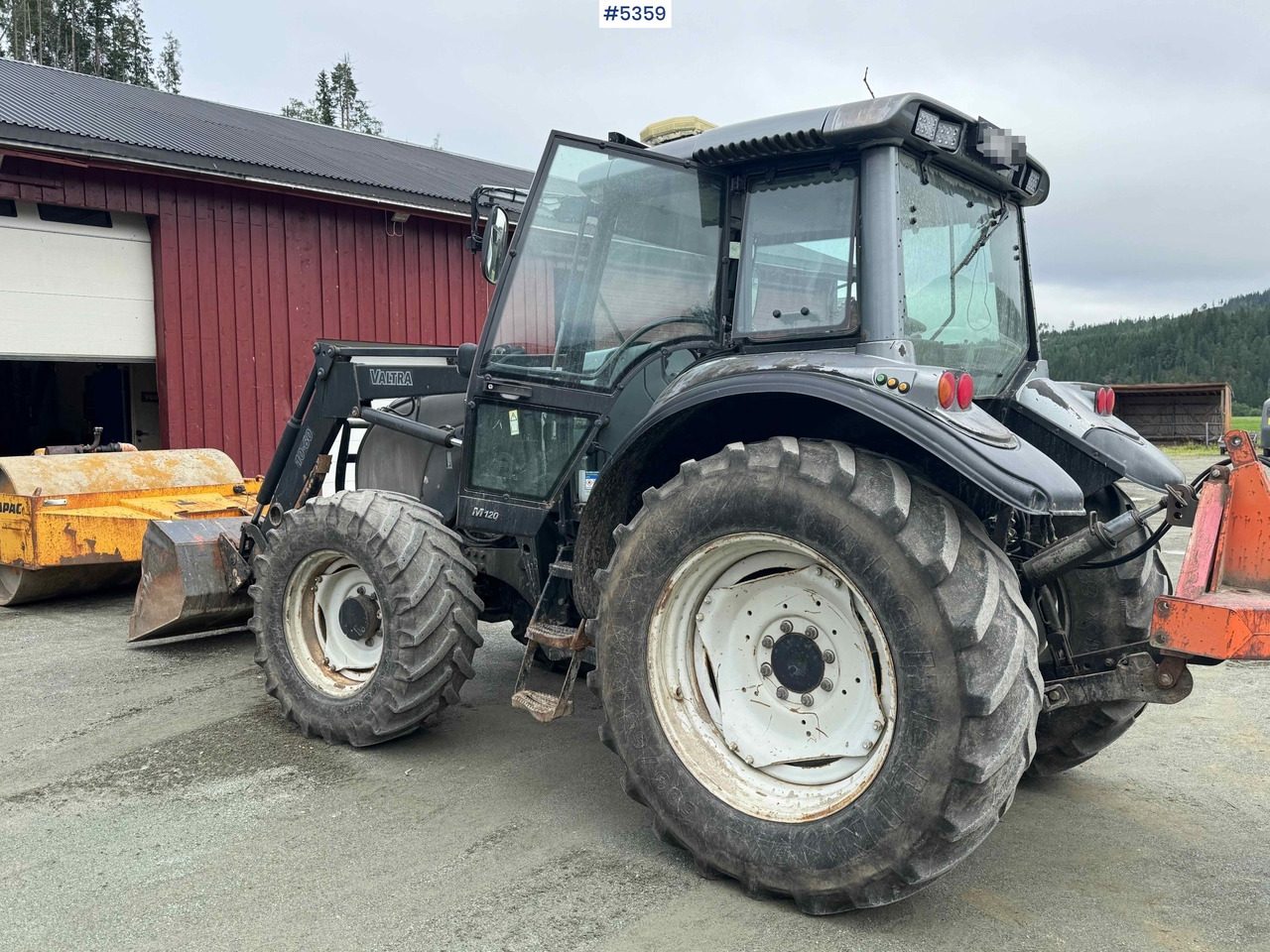 2004 Valtra M120-4 w/ loader and bucket līzingu 2004 Valtra M120-4 w/ loader and bucket: foto 16