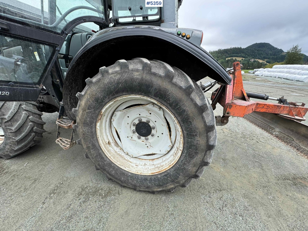 2004 Valtra M120-4 w/ loader and bucket - Traktors: foto 3 2004 Valtra M120-4 w/ loader and bucket - Traktors: foto 3