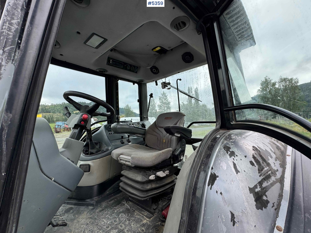 2004 Valtra M120-4 w/ loader and bucket - Traktors: foto 5 2004 Valtra M120-4 w/ loader and bucket - Traktors: foto 5