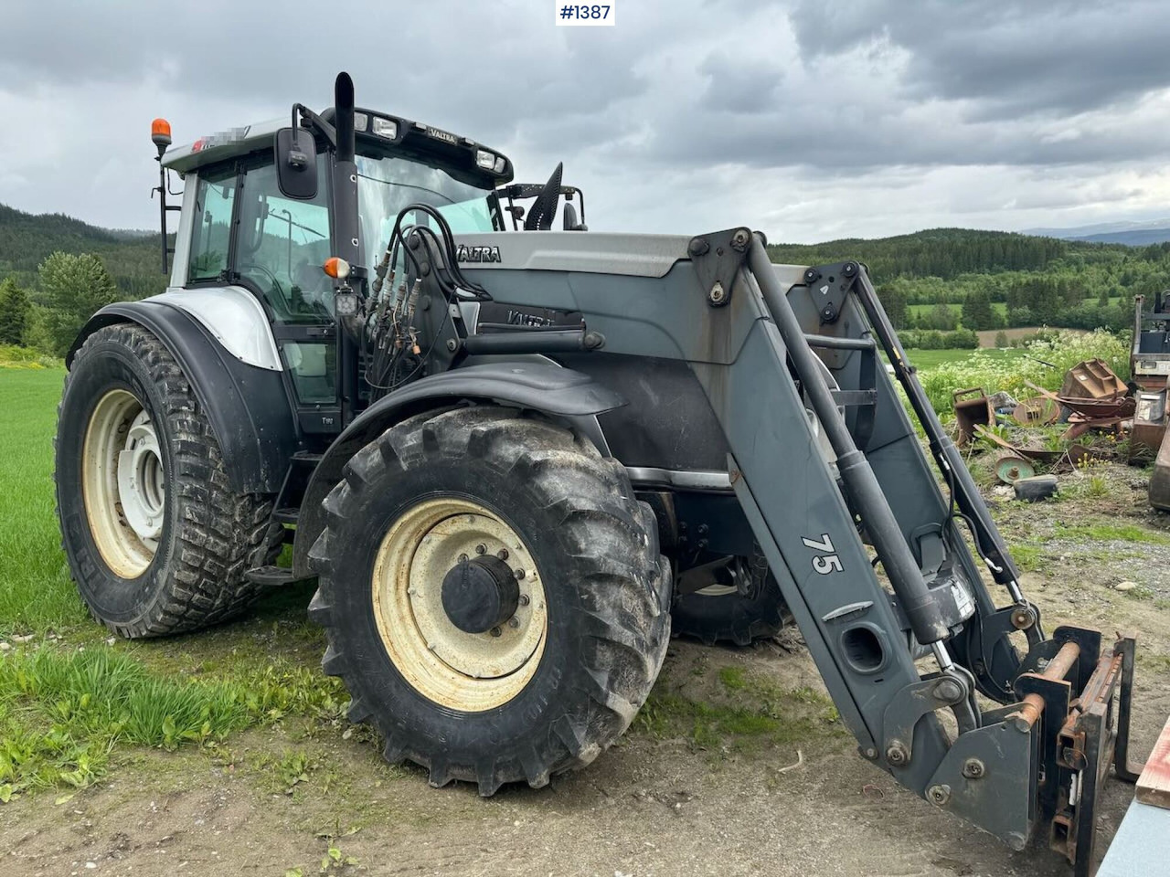 2007 Valtra T190 4x4 Tractor w/ bucket - Traktors: foto 1 2007 Valtra T190 4x4 Tractor w/ bucket - Traktors: foto 1