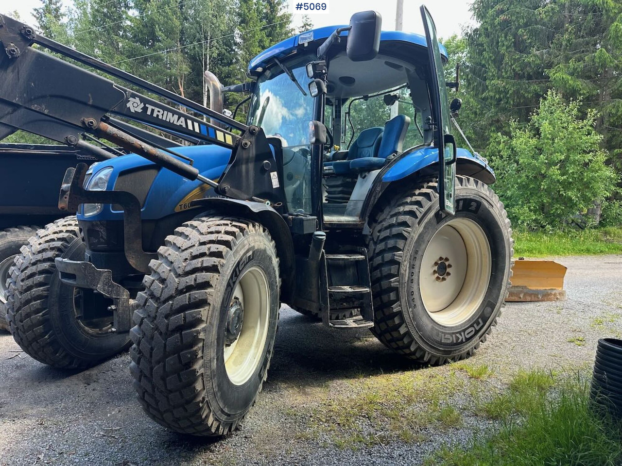 2009 New Holland T6040 SS w/ Trima front loader - Traktors: foto 2 2009 New Holland T6040 SS w/ Trima front loader - Traktors: foto 2