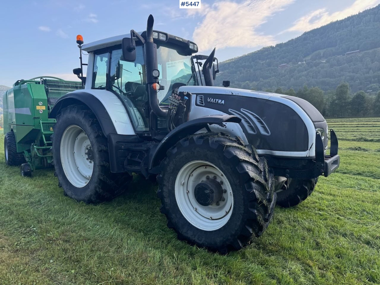 2009 Valtra T202 w/ loader - Traktors: foto 1 2009 Valtra T202 w/ loader - Traktors: foto 1