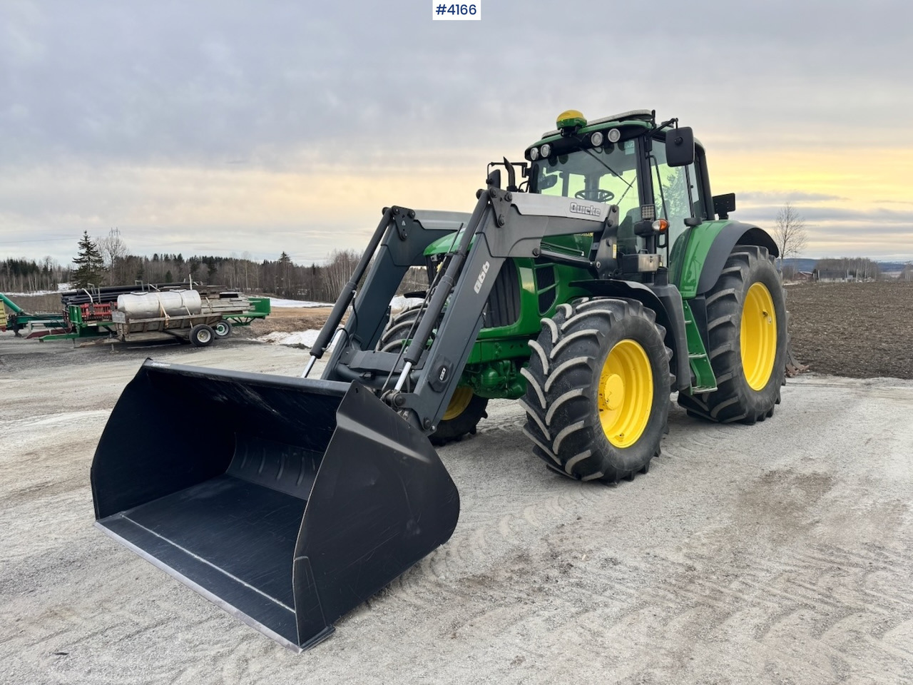 2010 John Deere 7430 w/ Front loader and GPS. 3760 hours! - Traktors: foto 1 2010 John Deere 7430 w/ Front loader and GPS. 3760 hours! - Traktors: foto 1