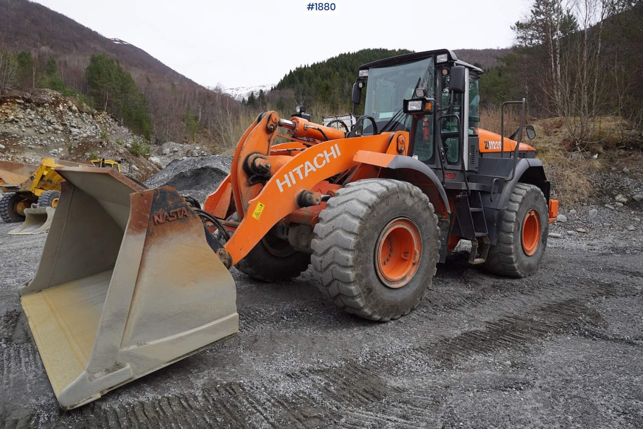 2012 Hitachi ZW220 - Riteņu iekrāvējs: foto 2 2012 Hitachi ZW220 - Riteņu iekrāvējs: foto 2